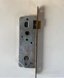 Serratura per porte in legno esterne