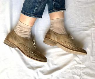 Scarpe marrone chiaro allacciate