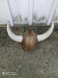 Elmo vichingo giocattolo per adulto