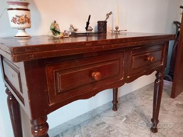 Scrivania. Antico tavolo cucina