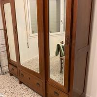 Armadio in noce con specchi