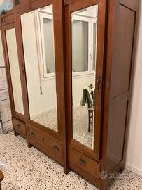 Armadio in noce con specchi