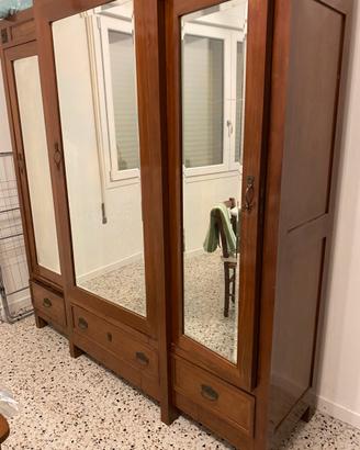Armadio in noce con specchi