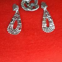 orecchini pendenti e spilla in strass lavorazione 