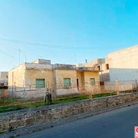 Villa grande con garage e giardino