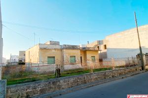 Villa grande con garage e giardino