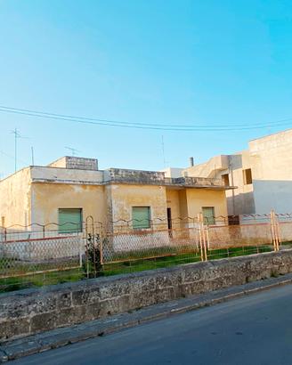 Villa grande con garage e giardino