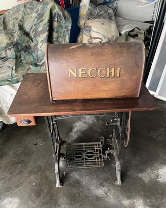 Macchina da cucire necchi