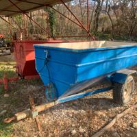 Rimorchi agricoli con coclea per uva