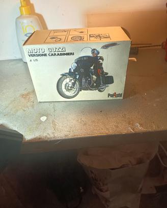 modellino moto Guzzi carabinieri