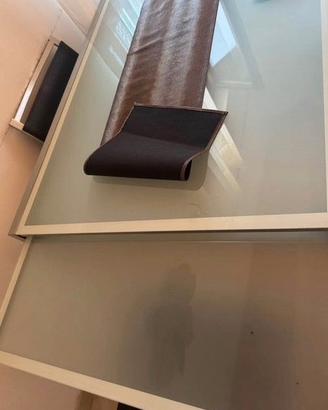 Tavolo in vetro con 4 sedie in pelle marroni