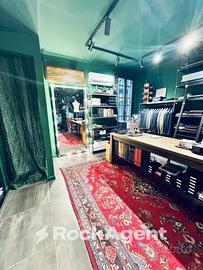 Splendido negozio di abbigliamento uomo nel centro