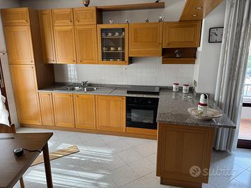 Cucina con elettrodomestici