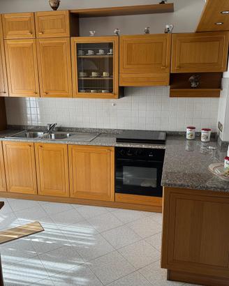 Cucina con elettrodomestici