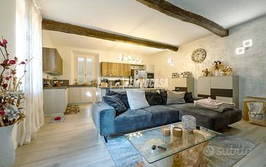 Villa indipendente bifamiliare ristrutturata con b