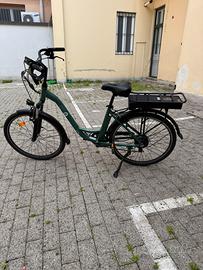 Bici elettrica con batteria e caricabatterie