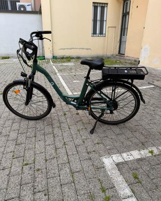 Bici elettrica con batteria e caricabatterie