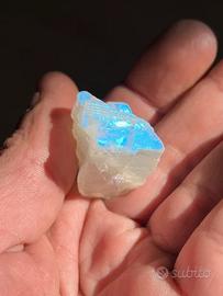 Pietra di luna grezza