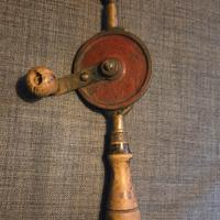 Antico trapano a mano