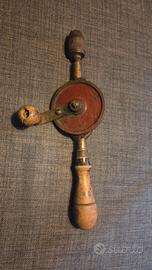 Antico trapano a mano