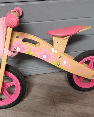 Bicicletta in legno senza pedali