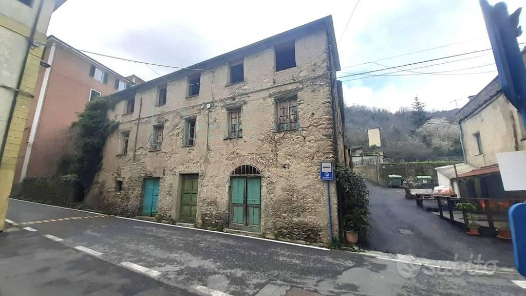 Rustico / Casale di 600 m² con più di 5 locali a B - Vista 2