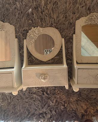 Mobile porta gioie shabby chic con specchio