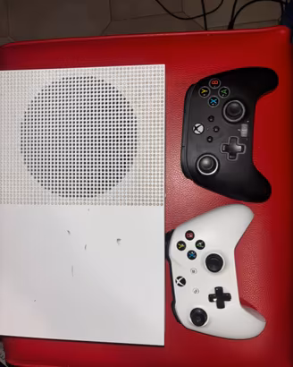 Xbox One S + 2 controller