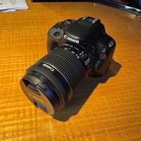 Canon EOS 100D con obiettivo Canon EF-S 18.55mm