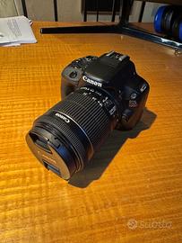 Canon EOS 100D con obiettivo Canon EF-S 18.55mm