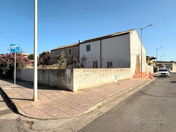Casa singola bilivelli con doppio cortile