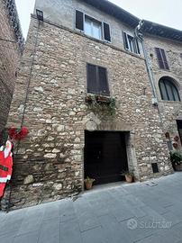 CASA SEMINDIPENDENTE A SPELLO