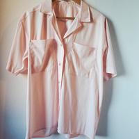 Blusa rosa chiaro.