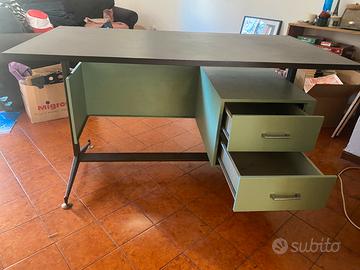 Scrivania in ferro vintage