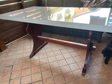 Tavolo in massello con cappello in formica
