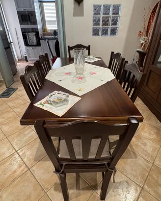 Sala pranzo con due credenze