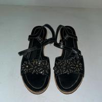 Sandali neri con borchie dorate