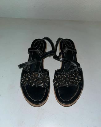 Sandali neri con borchie dorate