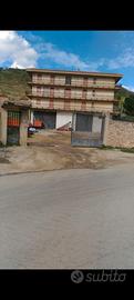Palazzina a Camporeale con magazzino