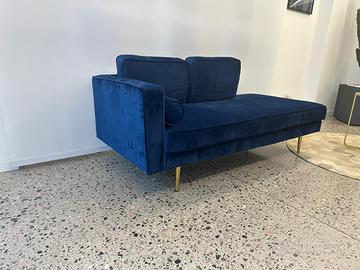 Divano contemporaneo velluto blu piendini oro