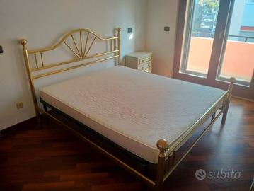 letto laccato ottone
