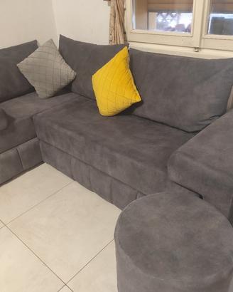Divano Angolare Grigio Scuro con Pouf abbinato