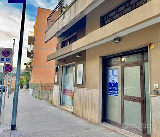 Locale fronte strada con doppio accesso