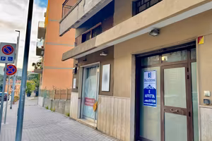 Locale fronte strada con doppio accesso