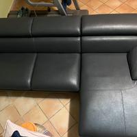 Divano angolare in pelle grigio scuro 280/150 200€