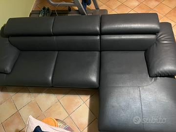 Divano angolare in pelle grigio scuro 280/150 200€