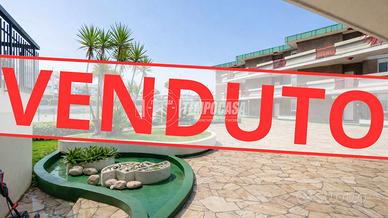 Piano terra in residence con piscina e campi da te