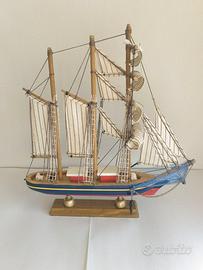 Modellino barca a vela in legno