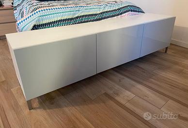 Mobile TV basso grigio IKEA BESTÅ ante lucide