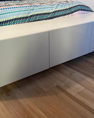Mobile TV basso grigio IKEA BESTÅ ante lucide